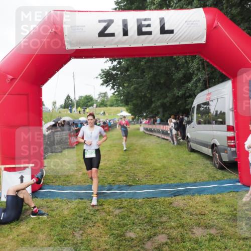 21.06.2025 - 27. Vierlanden-Triathlon MichiJ http://msf.ph/oto/8046263 15.06.2026 13:59:37 Ziel 205, 880 meine-sportfotos.de
