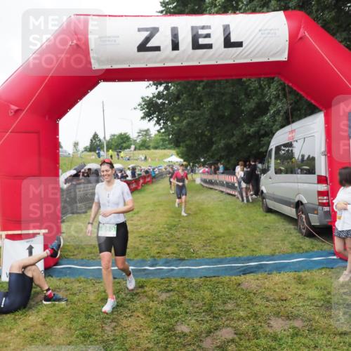 21.06.2025 - 27. Vierlanden-Triathlon MichiJ http://msf.ph/oto/8046265 15.06.2026 13:59:38 Ziel 205, 880, 1100 meine-sportfotos.de
