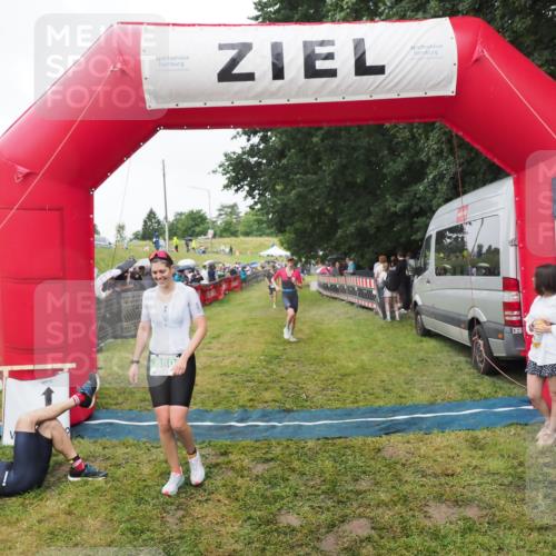 21.06.2025 - 27. Vierlanden-Triathlon MichiJ http://msf.ph/oto/8046267 15.06.2026 13:59:38 Ziel 205, 880, 1100 meine-sportfotos.de