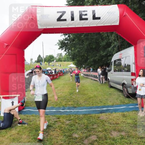 21.06.2025 - 27. Vierlanden-Triathlon MichiJ http://msf.ph/oto/8046269 15.06.2026 13:59:38 Ziel 205, 880, 1100 meine-sportfotos.de
