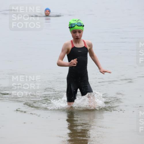 21.06.2025 - 27. Vierlanden-Triathlon Lena Gebhardt http://msf.ph/oto/8046270 15.06.2025 14:53:21 Schwimmen 1368 meine-sportfotos.de