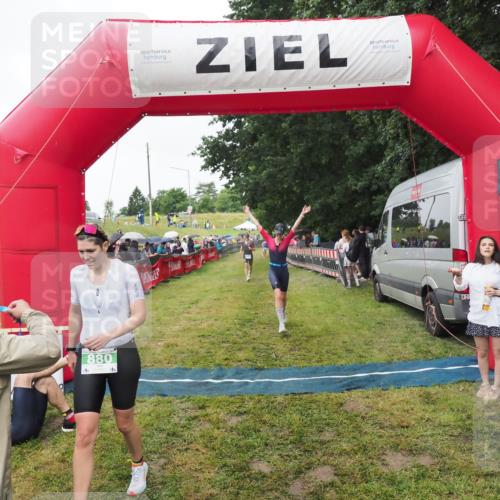 21.06.2025 - 27. Vierlanden-Triathlon MichiJ http://msf.ph/oto/8046276 15.06.2026 13:59:39 Ziel 205, 880, 1100 meine-sportfotos.de