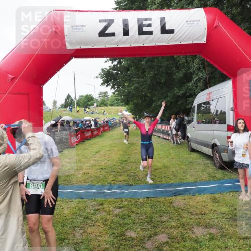 21.06.2025 - 27. Vierlanden-Triathlon MichiJ http://msf.ph/oto/8046283 15.06.2026 13:59:39 Ziel 205, 880, 1100 meine-sportfotos.de