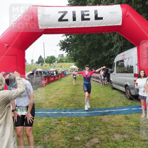21.06.2025 - 27. Vierlanden-Triathlon MichiJ http://msf.ph/oto/8046285 15.06.2026 13:59:40 Ziel 205, 880, 1100 meine-sportfotos.de