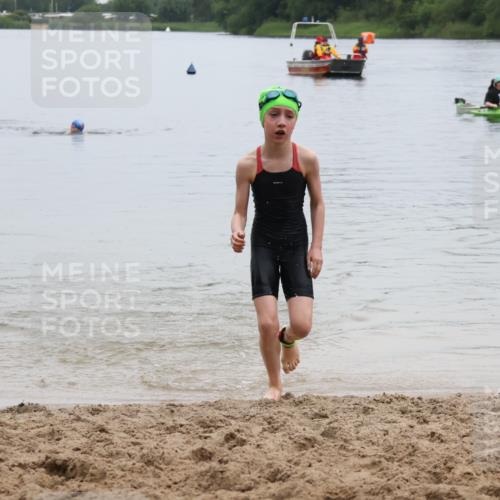 21.06.2025 - 27. Vierlanden-Triathlon Lena Gebhardt http://msf.ph/oto/8046288 15.06.2025 14:53:24 Schwimmen 1368 meine-sportfotos.de
