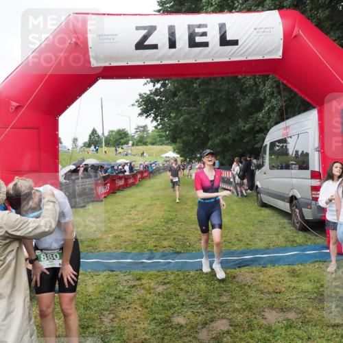 21.06.2025 - 27. Vierlanden-Triathlon MichiJ http://msf.ph/oto/8046289 15.06.2026 13:59:40 Ziel 205, 880, 1100 meine-sportfotos.de