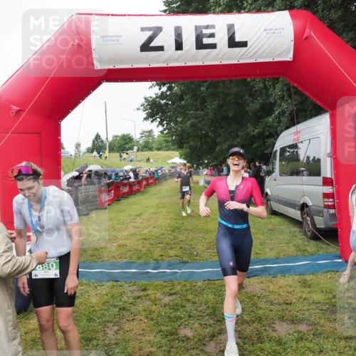 21.06.2025 - 27. Vierlanden-Triathlon MichiJ http://msf.ph/oto/8046291 15.06.2026 13:59:40 Ziel 205, 880, 1100 meine-sportfotos.de