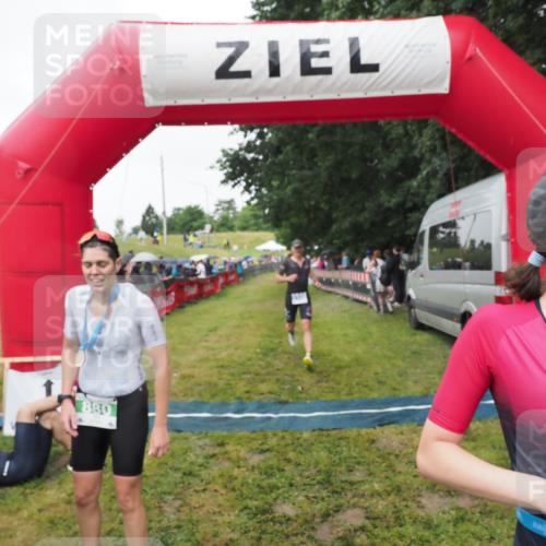 21.06.2025 - 27. Vierlanden-Triathlon MichiJ http://msf.ph/oto/8046295 15.06.2026 13:59:41 Ziel 205, 880, 1100 meine-sportfotos.de
