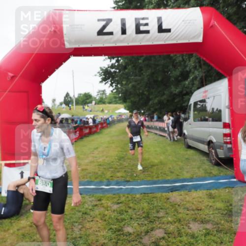 21.06.2025 - 27. Vierlanden-Triathlon MichiJ http://msf.ph/oto/8046297 15.06.2026 13:59:41 Ziel 205, 880, 1100 meine-sportfotos.de