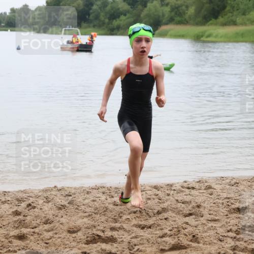 21.06.2025 - 27. Vierlanden-Triathlon Lena Gebhardt http://msf.ph/oto/8046300 15.06.2025 14:53:25 Schwimmen 1368 meine-sportfotos.de