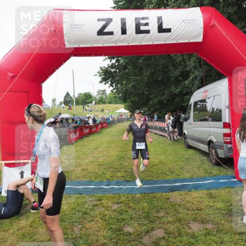 21.06.2025 - 27. Vierlanden-Triathlon MichiJ http://msf.ph/oto/8046301 15.06.2026 13:59:42 Ziel 205, 880, 1100 meine-sportfotos.de