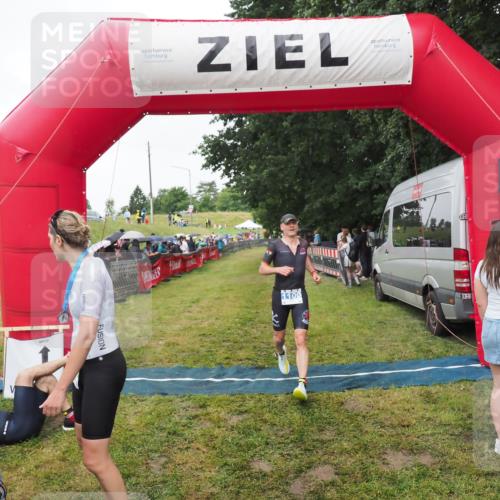 21.06.2025 - 27. Vierlanden-Triathlon MichiJ http://msf.ph/oto/8046304 15.06.2026 13:59:42 Ziel 205, 880, 1100 meine-sportfotos.de