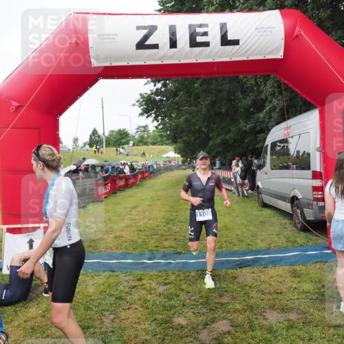 21.06.2025 - 27. Vierlanden-Triathlon MichiJ http://msf.ph/oto/8046306 15.06.2026 13:59:42 Ziel 205, 880, 1100 meine-sportfotos.de