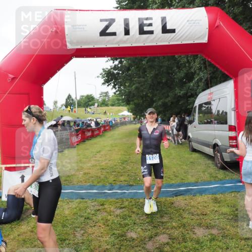 21.06.2025 - 27. Vierlanden-Triathlon MichiJ http://msf.ph/oto/8046308 15.06.2026 13:59:42 Ziel 205, 880, 1100 meine-sportfotos.de