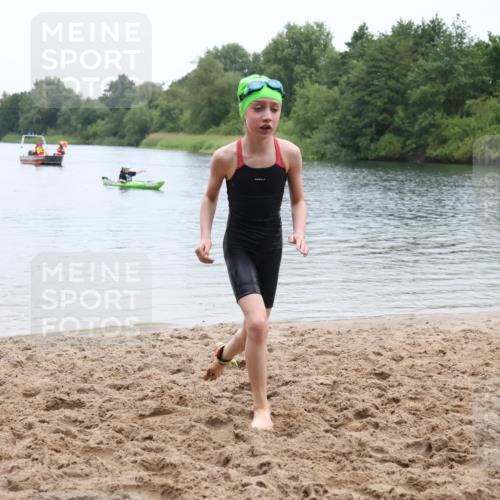 21.06.2025 - 27. Vierlanden-Triathlon Lena Gebhardt http://msf.ph/oto/8046311 15.06.2025 14:53:25 Schwimmen 1368 meine-sportfotos.de