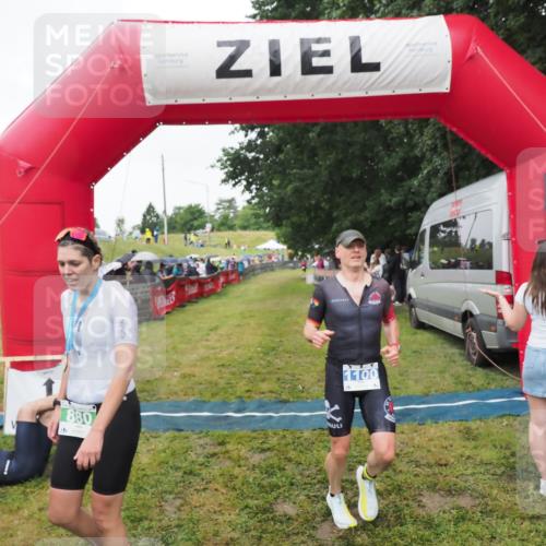 21.06.2025 - 27. Vierlanden-Triathlon MichiJ http://msf.ph/oto/8046313 15.06.2026 13:59:43 Ziel 205, 880, 1100 meine-sportfotos.de