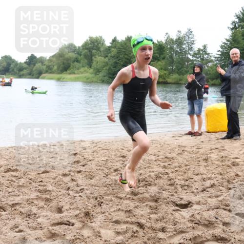 21.06.2025 - 27. Vierlanden-Triathlon Lena Gebhardt http://msf.ph/oto/8046314 15.06.2025 14:53:26 Schwimmen 1368 meine-sportfotos.de