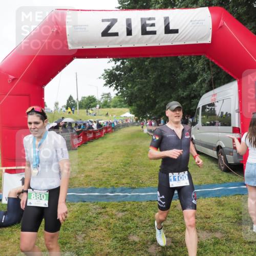 21.06.2025 - 27. Vierlanden-Triathlon MichiJ http://msf.ph/oto/8046315 15.06.2026 13:59:43 Ziel 205, 880, 1100 meine-sportfotos.de