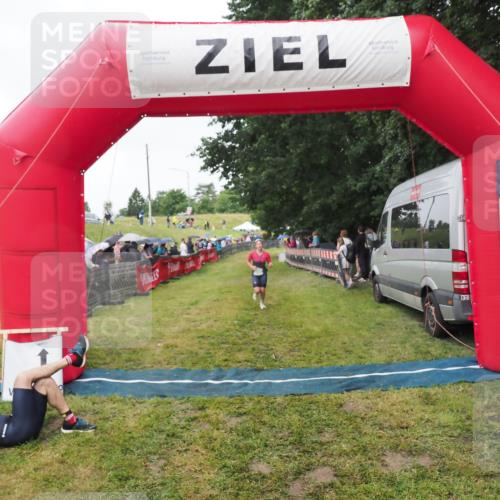 21.06.2025 - 27. Vierlanden-Triathlon MichiJ http://msf.ph/oto/8046317 15.06.2026 13:59:52 Ziel 895 meine-sportfotos.de