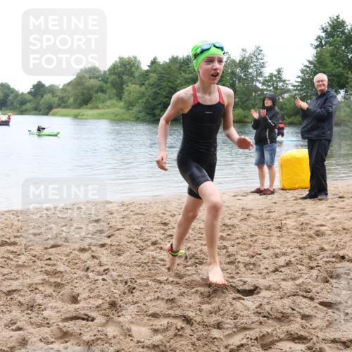 21.06.2025 - 27. Vierlanden-Triathlon Lena Gebhardt http://msf.ph/oto/8046318 15.06.2025 14:53:26 Schwimmen 1368 meine-sportfotos.de