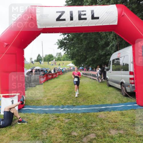 21.06.2025 - 27. Vierlanden-Triathlon MichiJ http://msf.ph/oto/8046326 15.06.2026 13:59:53 Ziel 895 meine-sportfotos.de