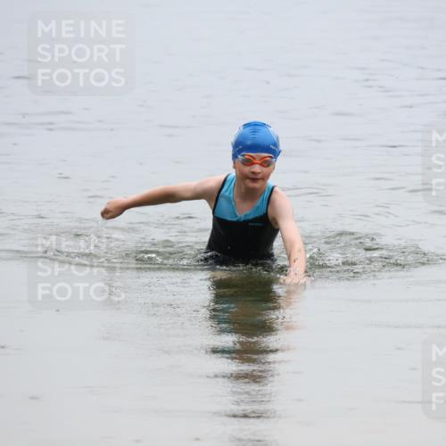 21.06.2025 - 27. Vierlanden-Triathlon Lena Gebhardt http://msf.ph/oto/8046329 15.06.2025 14:53:57 Schwimmen 1356 meine-sportfotos.de