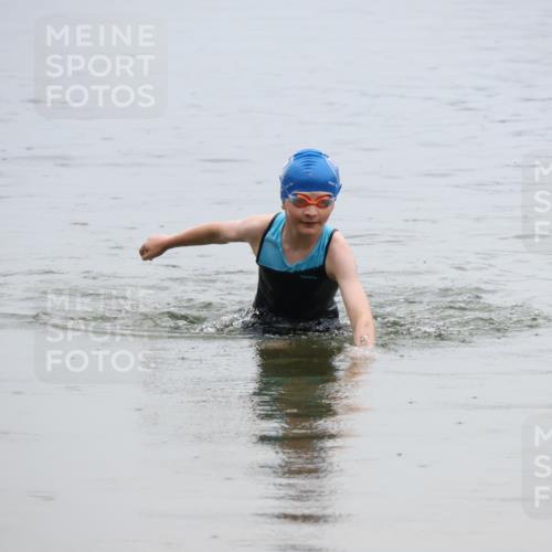 21.06.2025 - 27. Vierlanden-Triathlon Lena Gebhardt http://msf.ph/oto/8046332 15.06.2025 14:53:57 Schwimmen 1356 meine-sportfotos.de