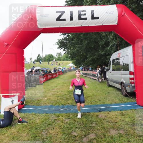 21.06.2025 - 27. Vierlanden-Triathlon MichiJ http://msf.ph/oto/8046339 15.06.2026 13:59:54 Ziel 895 meine-sportfotos.de