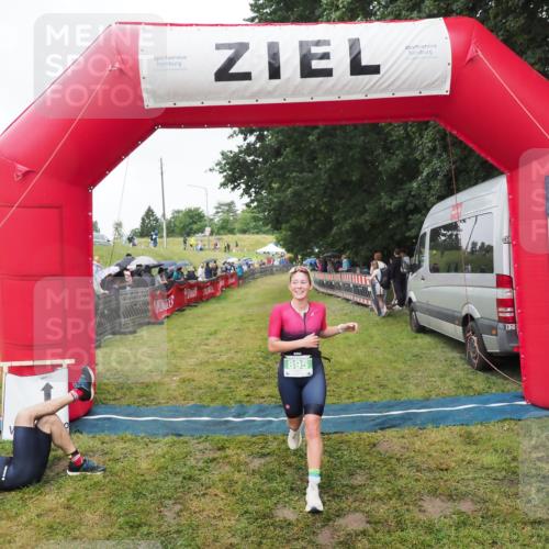 21.06.2025 - 27. Vierlanden-Triathlon MichiJ http://msf.ph/oto/8046344 15.06.2026 13:59:54 Ziel 895 meine-sportfotos.de