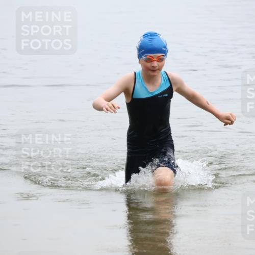 21.06.2025 - 27. Vierlanden-Triathlon Lena Gebhardt http://msf.ph/oto/8046347 15.06.2025 14:53:58 Schwimmen 1356 meine-sportfotos.de