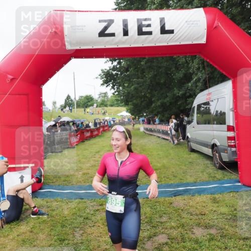 21.06.2025 - 27. Vierlanden-Triathlon MichiJ http://msf.ph/oto/8046350 15.06.2026 13:59:55 Ziel 895 meine-sportfotos.de