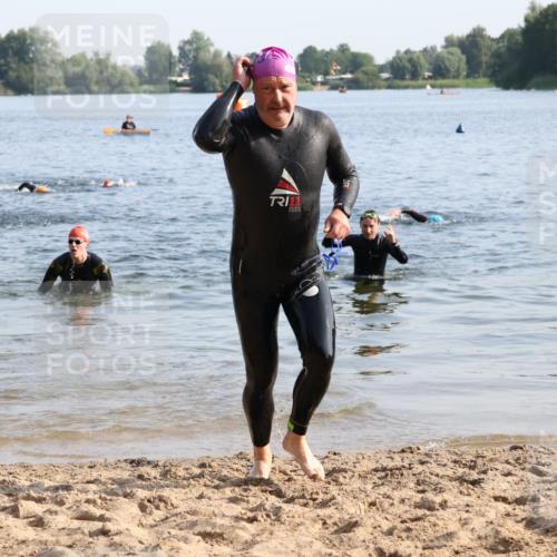 15.06.2025 - 27. Vierlanden-Triathlon Lena Gebhardt http://msf.ph/oto/8046352 15.06.2025 08:42:49 Schwimmen 18, 137, 154 meine-sportfotos.de