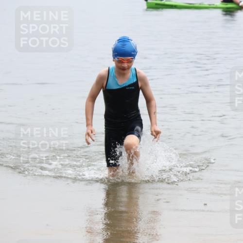 21.06.2025 - 27. Vierlanden-Triathlon Lena Gebhardt http://msf.ph/oto/8046354 15.06.2025 14:53:59 Schwimmen 1356 meine-sportfotos.de