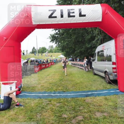 21.06.2025 - 27. Vierlanden-Triathlon MichiJ http://msf.ph/oto/8046355 15.06.2026 14:00:02 Ziel 1107 meine-sportfotos.de