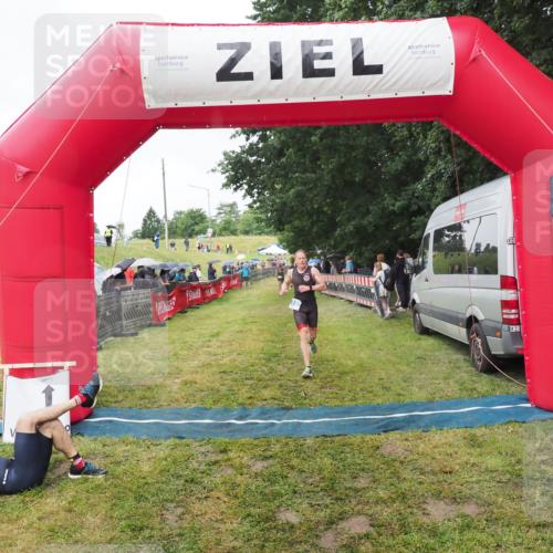 21.06.2025 - 27. Vierlanden-Triathlon MichiJ http://msf.ph/oto/8046360 15.06.2026 14:00:03 Ziel 1107 meine-sportfotos.de