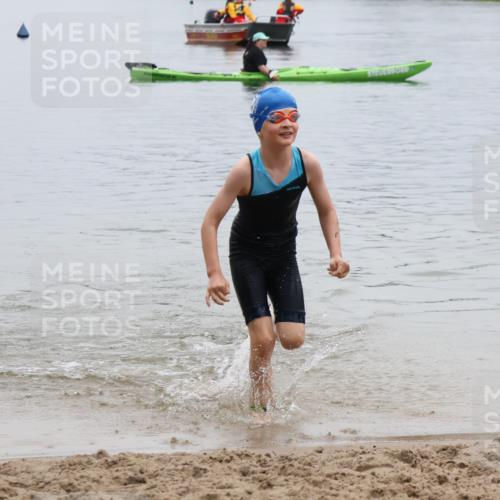 21.06.2025 - 27. Vierlanden-Triathlon Lena Gebhardt http://msf.ph/oto/8046366 15.06.2025 14:54:01 Schwimmen 1356 meine-sportfotos.de
