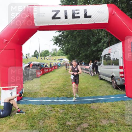 21.06.2025 - 27. Vierlanden-Triathlon MichiJ http://msf.ph/oto/8046367 15.06.2026 14:00:04 Ziel 1107 meine-sportfotos.de