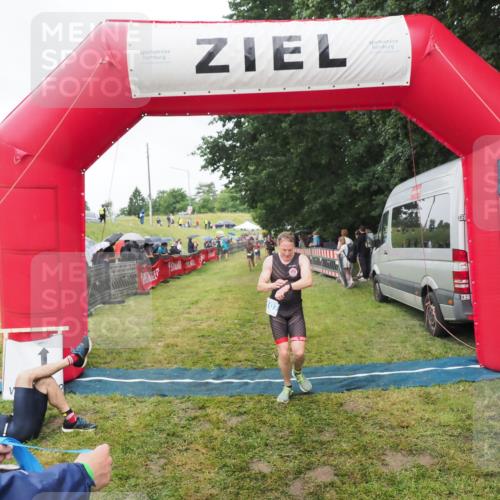 21.06.2025 - 27. Vierlanden-Triathlon MichiJ http://msf.ph/oto/8046369 15.06.2026 14:00:04 Ziel 1107 meine-sportfotos.de