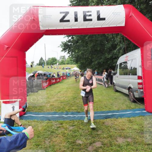 21.06.2025 - 27. Vierlanden-Triathlon MichiJ http://msf.ph/oto/8046371 15.06.2026 14:00:04 Ziel 1107 meine-sportfotos.de