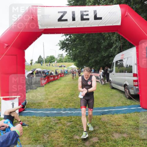 21.06.2025 - 27. Vierlanden-Triathlon MichiJ http://msf.ph/oto/8046373 15.06.2026 14:00:05 Ziel 1107 meine-sportfotos.de