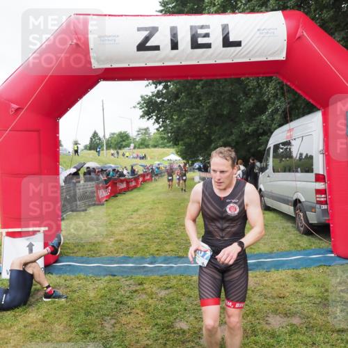 21.06.2025 - 27. Vierlanden-Triathlon MichiJ http://msf.ph/oto/8046377 15.06.2026 14:00:05 Ziel 1107 meine-sportfotos.de