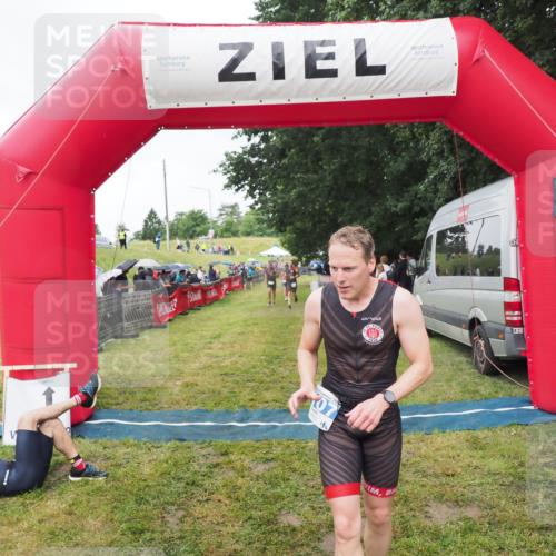 21.06.2025 - 27. Vierlanden-Triathlon MichiJ http://msf.ph/oto/8046379 15.06.2026 14:00:05 Ziel 1107 meine-sportfotos.de