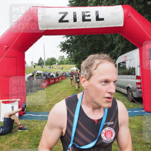 21.06.2025 - 27. Vierlanden-Triathlon MichiJ http://msf.ph/oto/8046381 15.06.2026 14:00:07 Ziel 1106, 1107 meine-sportfotos.de