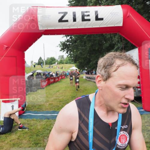 21.06.2025 - 27. Vierlanden-Triathlon MichiJ http://msf.ph/oto/8046383 15.06.2026 14:00:08 Ziel 770, 1106, 1107 meine-sportfotos.de