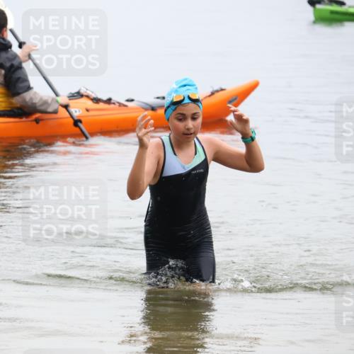 21.06.2025 - 27. Vierlanden-Triathlon Lena Gebhardt http://msf.ph/oto/8046401 15.06.2025 14:54:14 Schwimmen 1369 meine-sportfotos.de