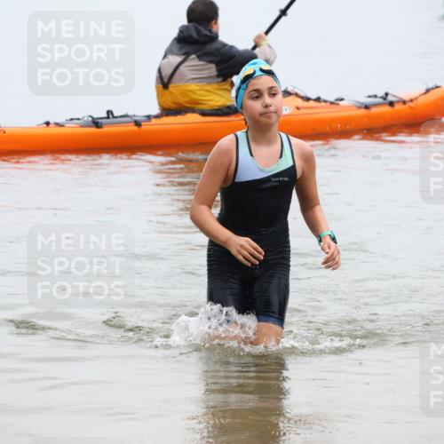 21.06.2025 - 27. Vierlanden-Triathlon Lena Gebhardt http://msf.ph/oto/8046405 15.06.2025 14:54:15 Schwimmen 1369 meine-sportfotos.de
