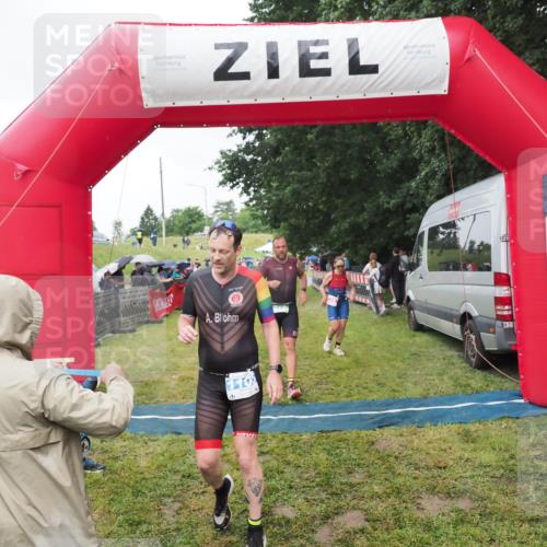 21.06.2025 - 27. Vierlanden-Triathlon MichiJ http://msf.ph/oto/8046408 15.06.2026 14:00:11 Ziel 226, 770, 1106, 1107 meine-sportfotos.de