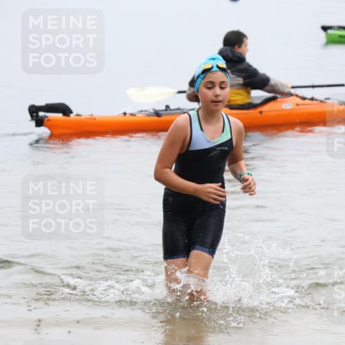 21.06.2025 - 27. Vierlanden-Triathlon Lena Gebhardt http://msf.ph/oto/8046409 15.06.2025 14:54:15 Schwimmen 1369 meine-sportfotos.de