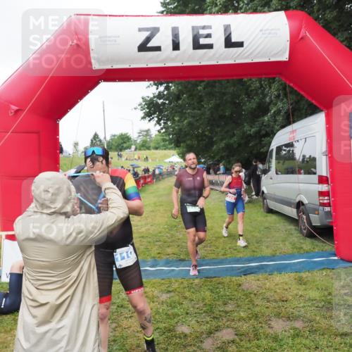 21.06.2025 - 27. Vierlanden-Triathlon MichiJ http://msf.ph/oto/8046412 15.06.2026 14:00:12 Ziel 226, 770, 1106 meine-sportfotos.de