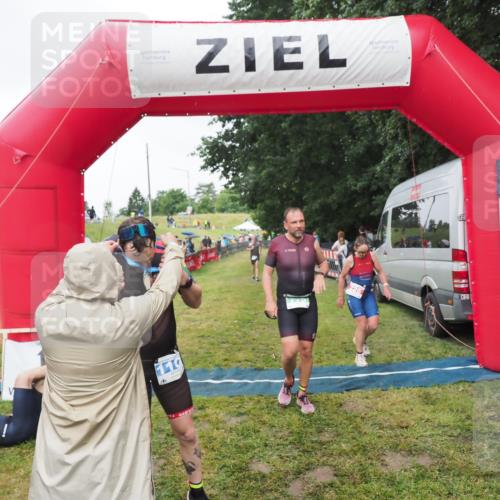 21.06.2025 - 27. Vierlanden-Triathlon MichiJ http://msf.ph/oto/8046417 15.06.2026 14:00:13 Ziel 226, 770, 800, 1106 meine-sportfotos.de